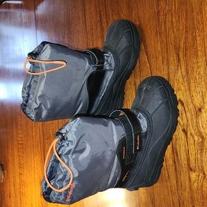 Columbia 400 grams Waterproof snow boots. Kids' size 4